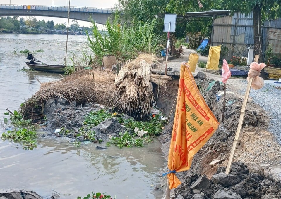 Hiện trường vụ sạt lở bờ kênh xáng Cái Côn, thuộc ấp Mái Dầm, xã Đại Thành, thành phố Ngã Bảy