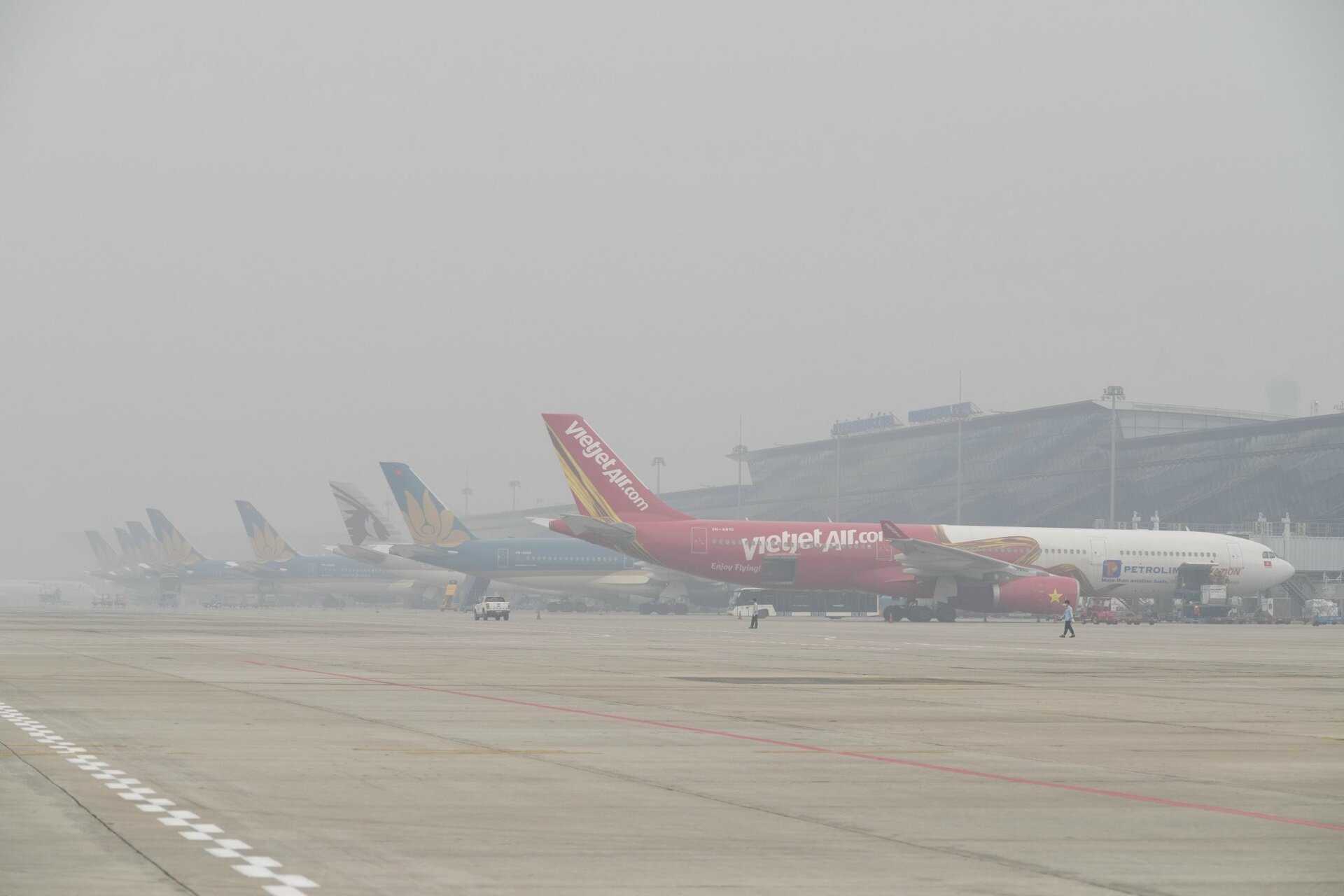 Sáng sớm ngày 2/2, hàng chục chuyến bay không thể cất, hạ cánh tại Sân bay Quốc tế Nội Bài do thời tiết sương mù dày đặc