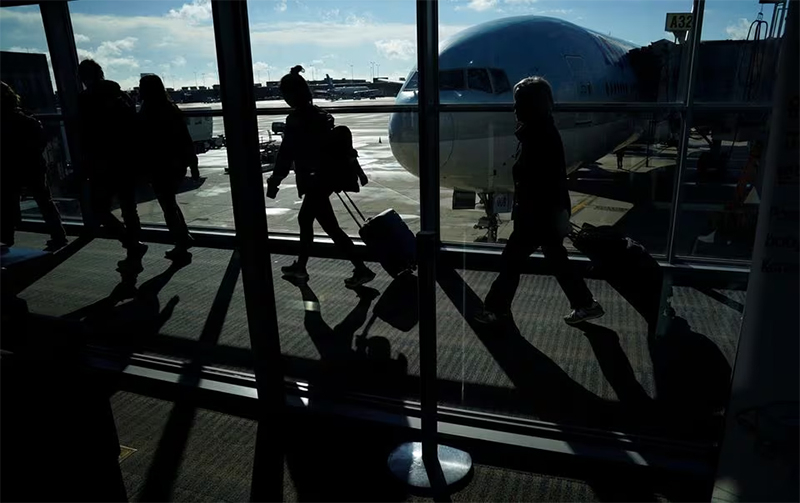 Hành khách tại Sân bay Quốc tế Washington Dulles, bang Virginia, Mỹ - Ảnh REUTERS