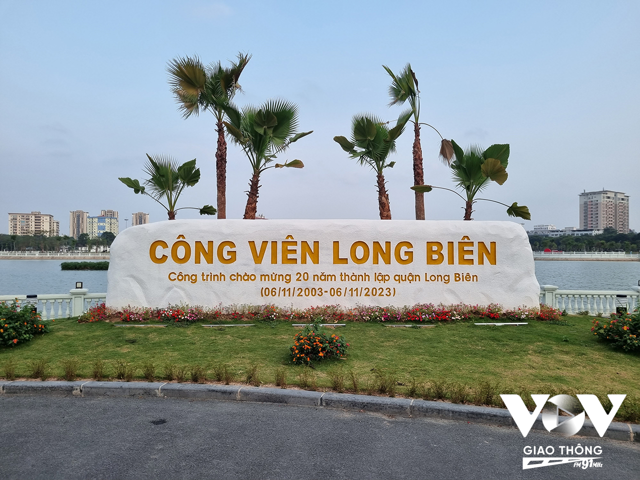 Mùa xuân về sớm trên công viên Long Biên, đúng dịp kỷ niệm 20 năm ngày thành lập quận, tháng 11/2023. Ảnh: Minh Hiếu