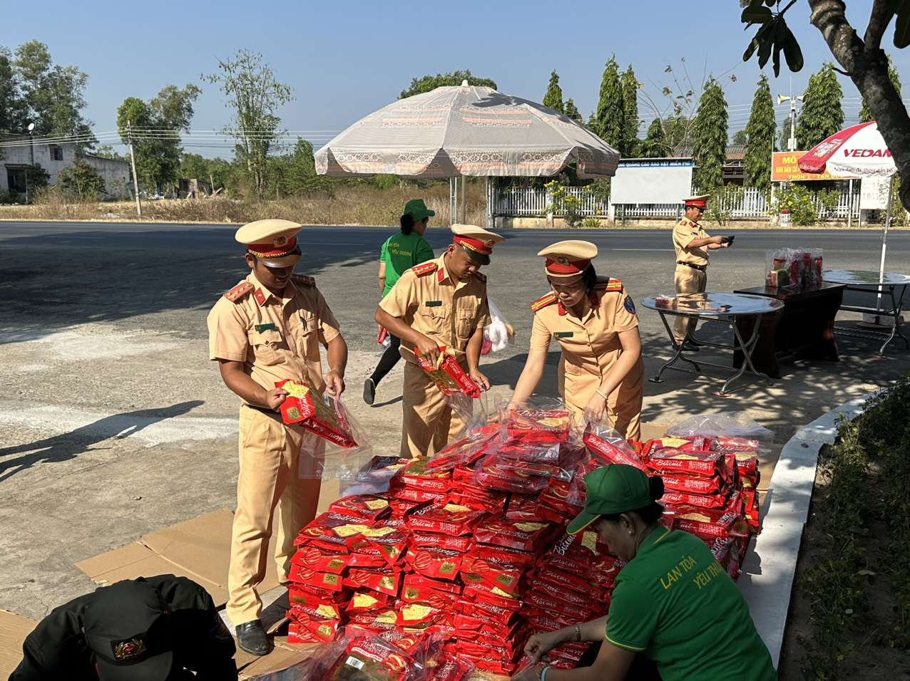 Lực lượng CSGT đã chuẩn bị 350 phần quà gồm: bánh chưng, bánh kẹo, nước uống, khăn lạnh và trái cây để tặng cho người dân.