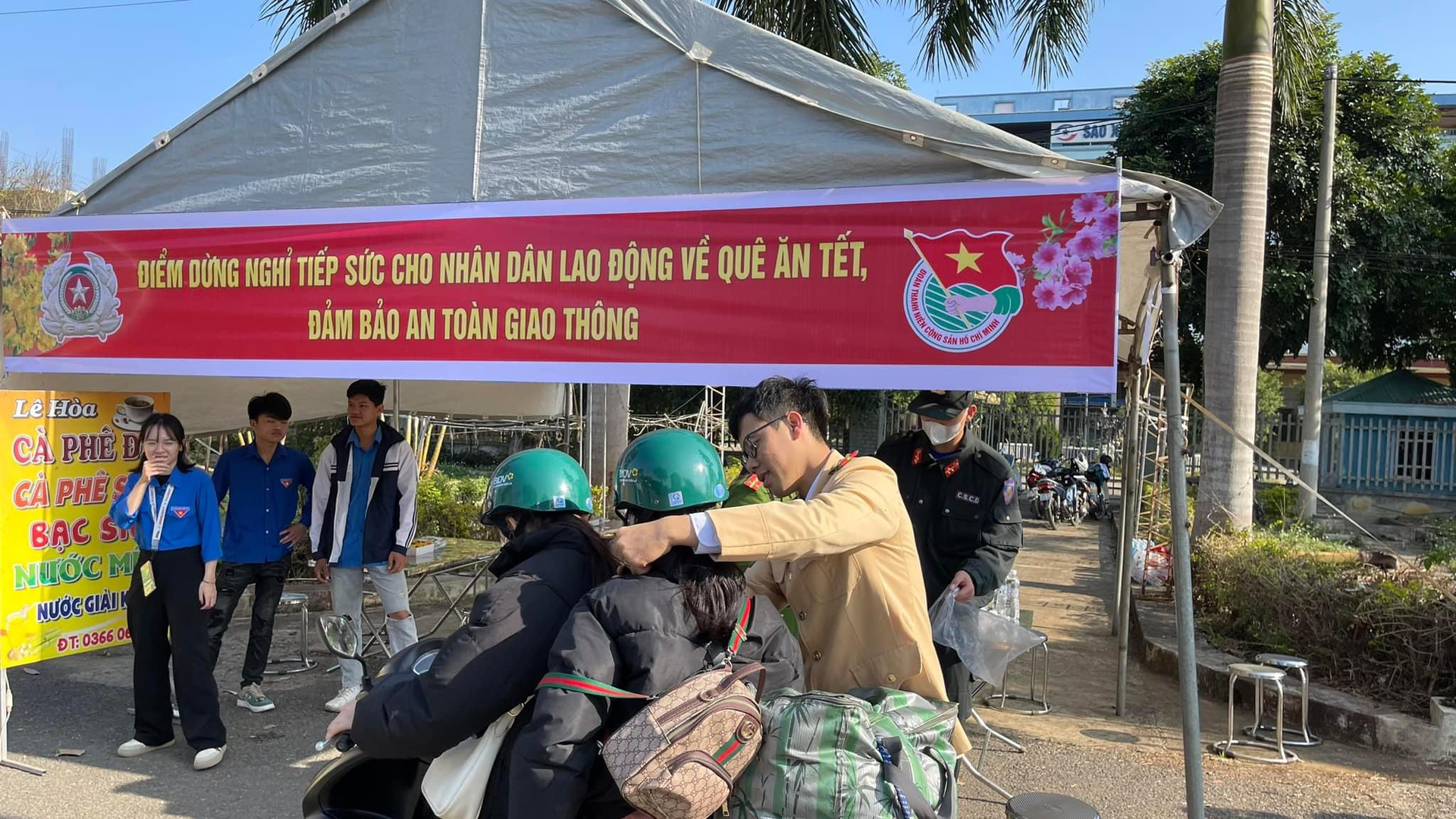 Bên cạnh việc tặng nước uống, Phòng CSGT Công an tỉnh Sơn La còn tặng người dân đang trên đường về quê những chiếc mũ bảo hiểm đạt chuẩn để đảm bảo an toàn.