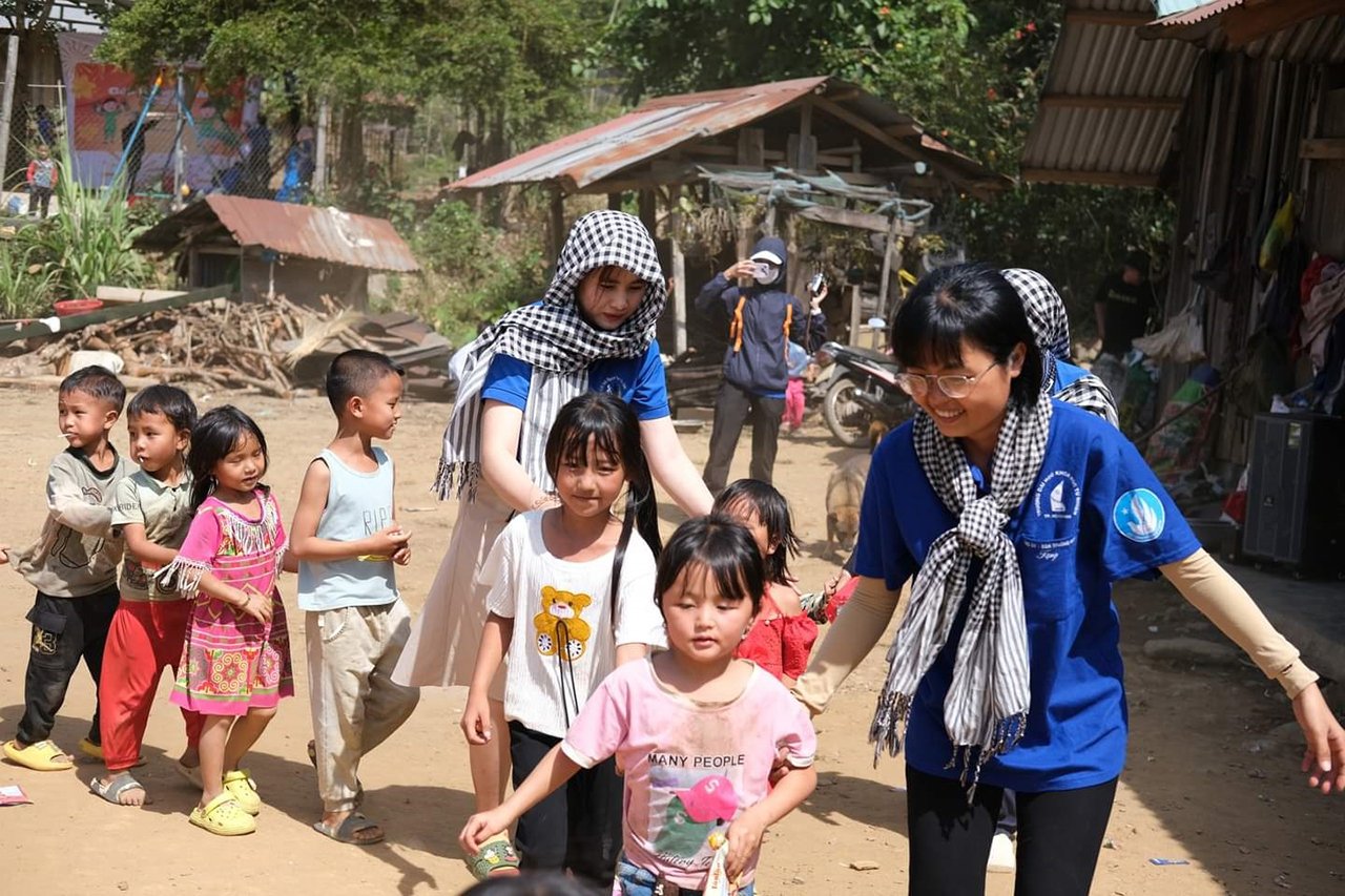 Các thành viên câu lạc bộ Ngàn Hạc Giấy với chương trình Góp nắng xuân đem các trò chơi dân gian tới trẻ em vùng cao ở Đắk Nông (Ảnh: Câu lạc bộ Ngàn hạc giấy)