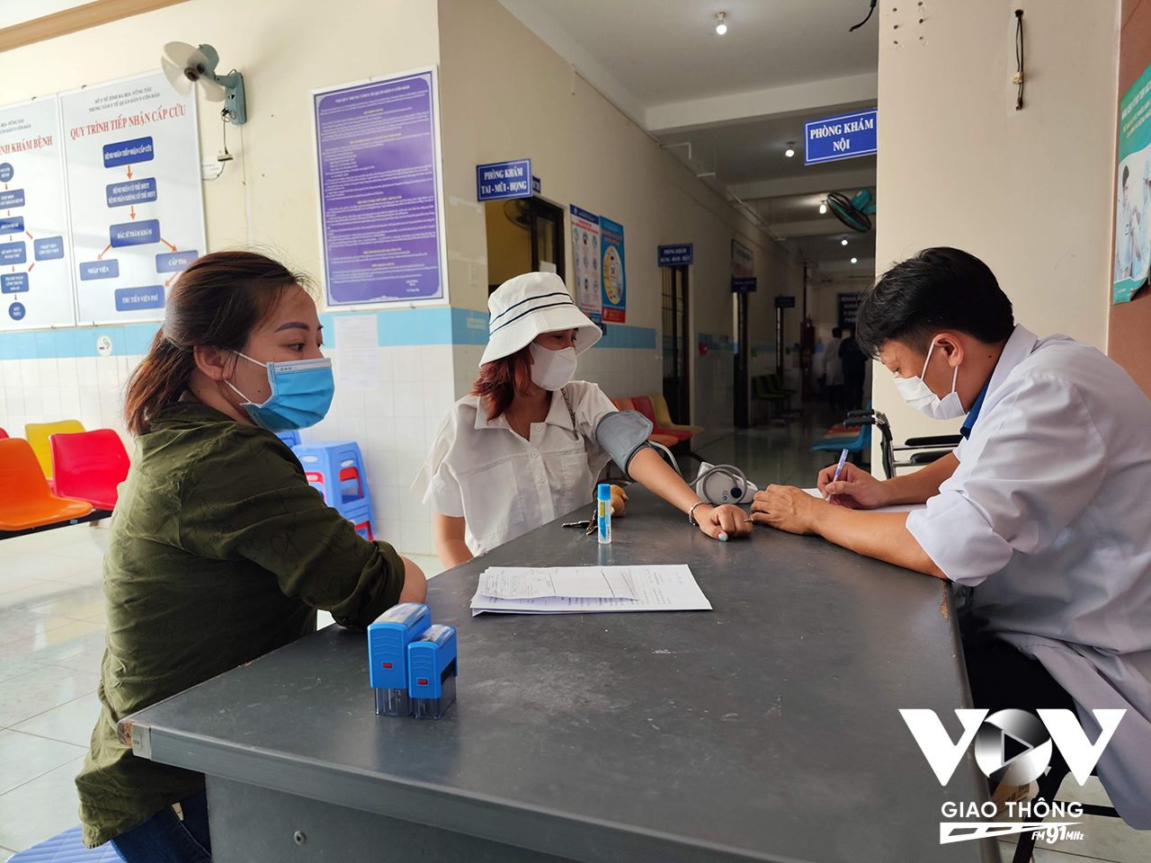 Trung tâm vừa đảm nhận công tác chăm sóc sức khỏe bà con nhân dân trên huyện đảo, vừa tiếp nhận phục vụ lượng lớn du khách và ngư dân ở các tỉnh thành khác đến