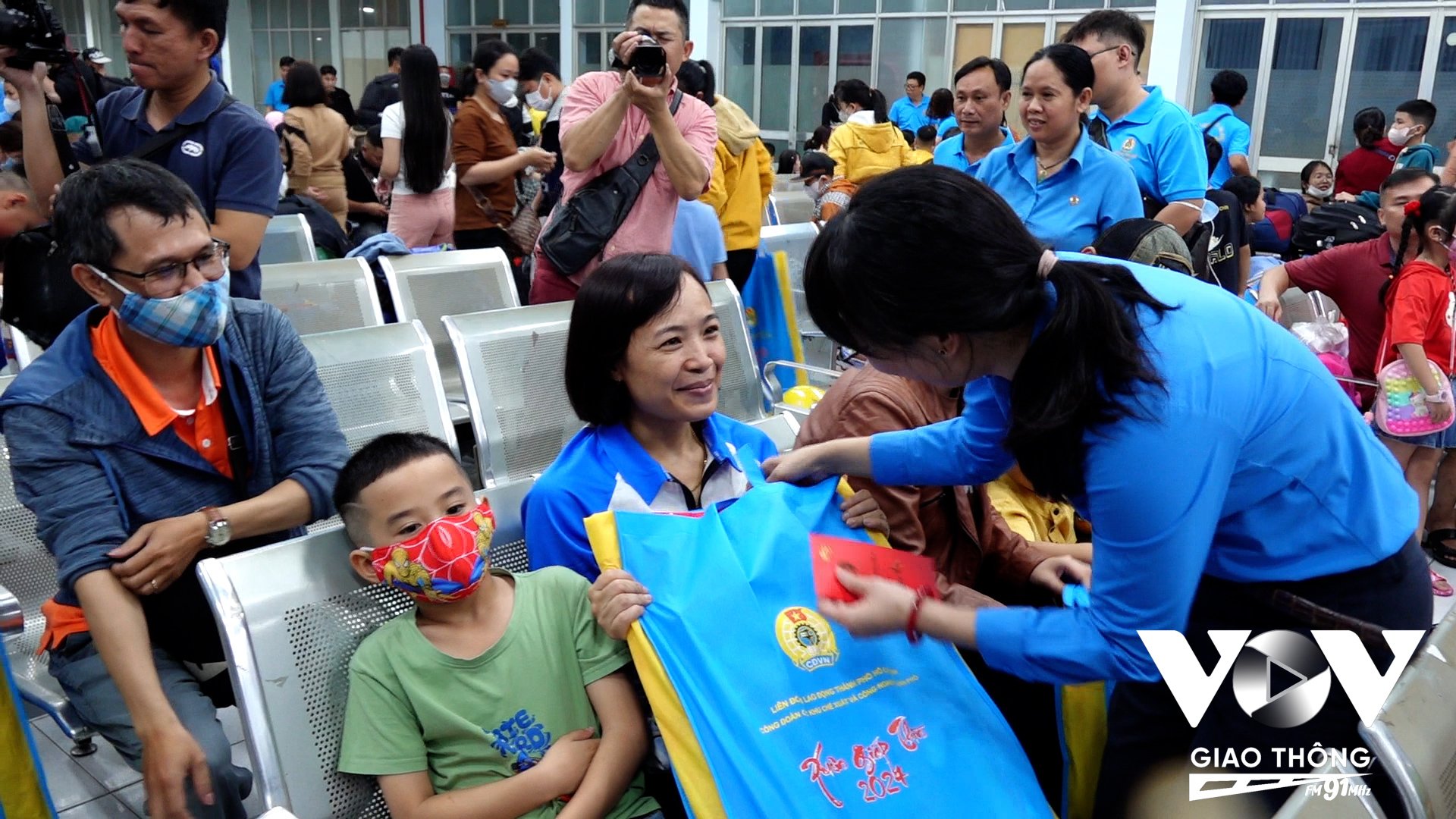Bà Trần Thị Diệu Thuý - Chủ tịch Liên đoàn Lao động TP.HCM trao quà và lì xì các em nhỏ