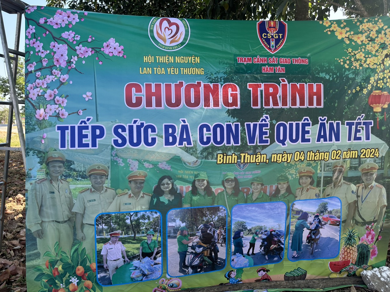Điểm tặng quà cho người dân có hoàn cảnh khó khăn trên đường về quê đón Tết trên tuyến quốc lộ 1A (đoạn qua huyện Hàm Tân, tỉnh Bình Thuận)