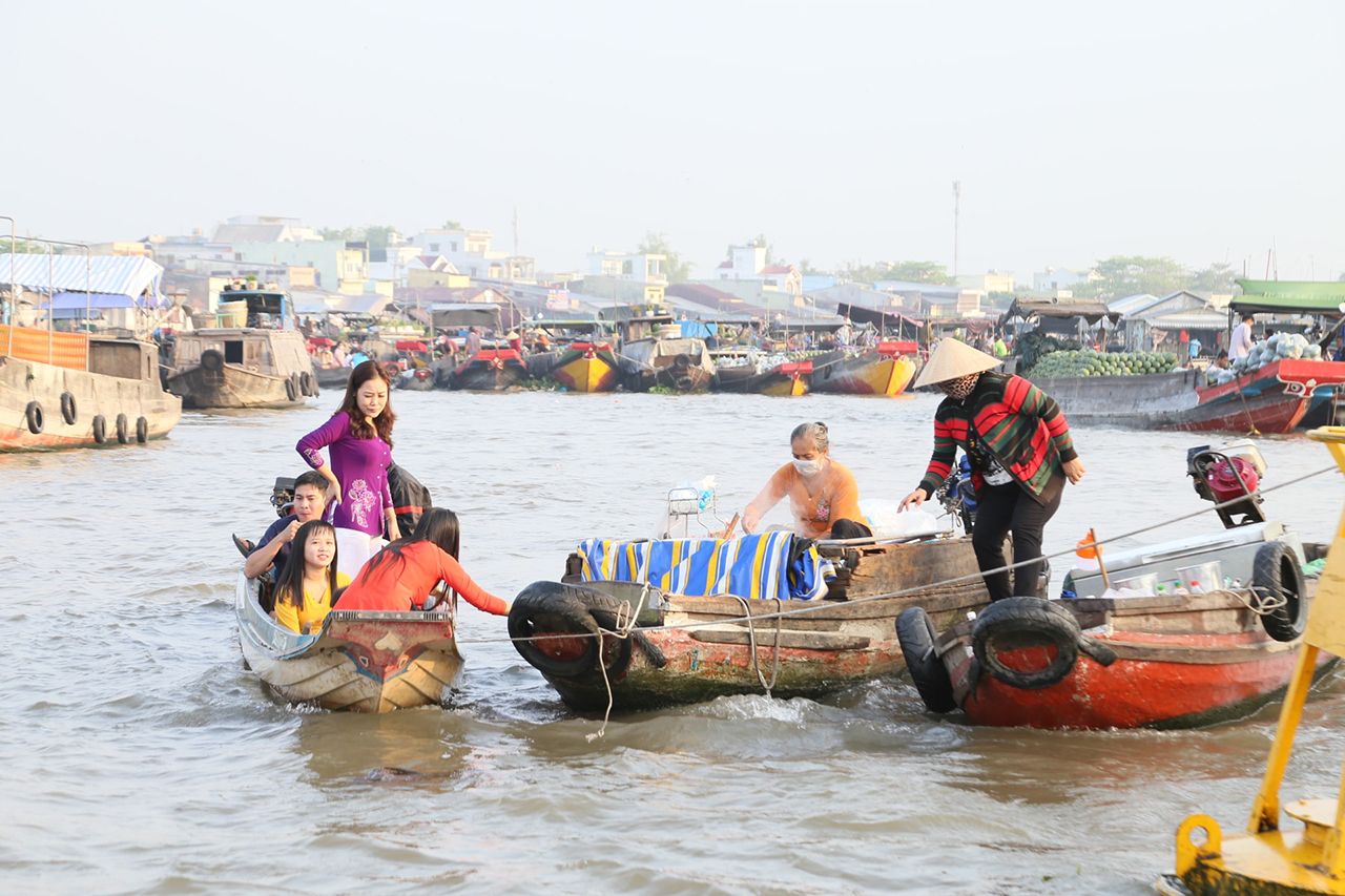 Dự án “Vì sông Mekong không rác” thí điểm tại chợ nổi đã giúp môi trường giảm lượng rác thải trên sông và hình thành ý thức tập kết rác trên bè của thương hồ