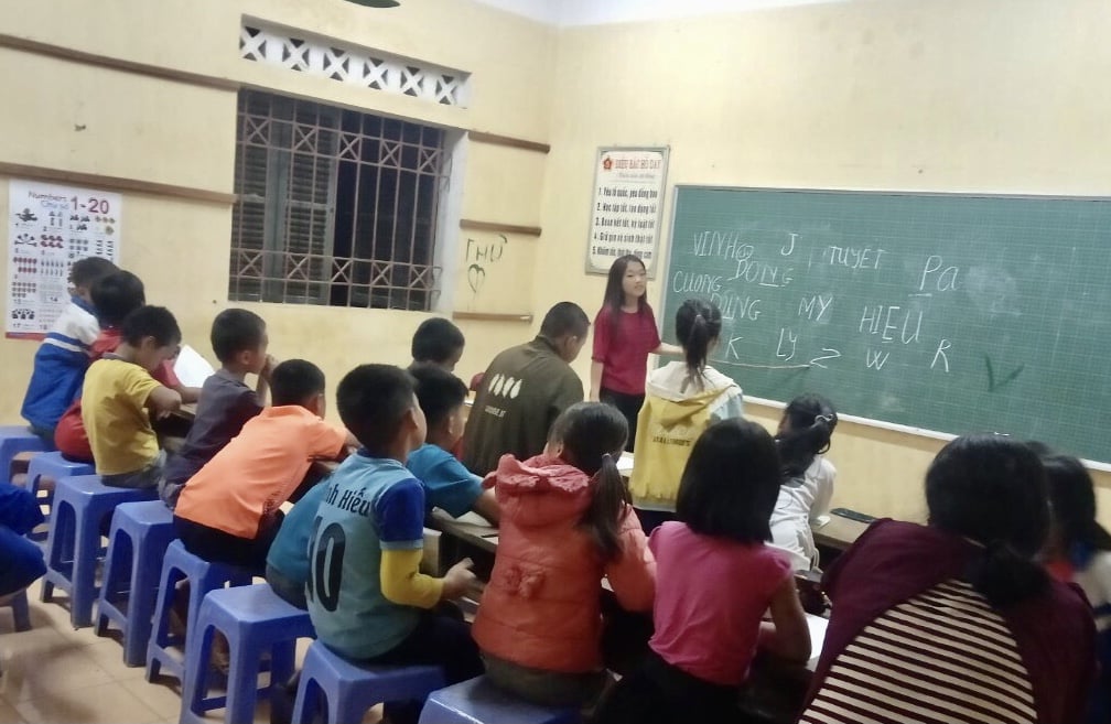 Lớp học tiếng Anh của 'cô giáo' Sùng Thị Chùa
