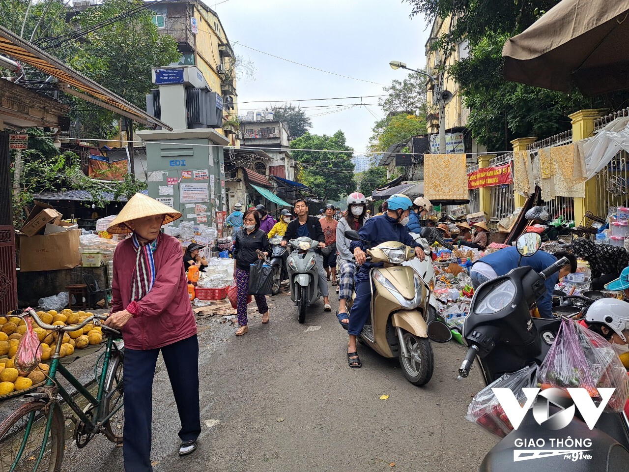 Nhà nhà đi sắm Tết nên cảnh ùn tắc thường xuyên xảy ra