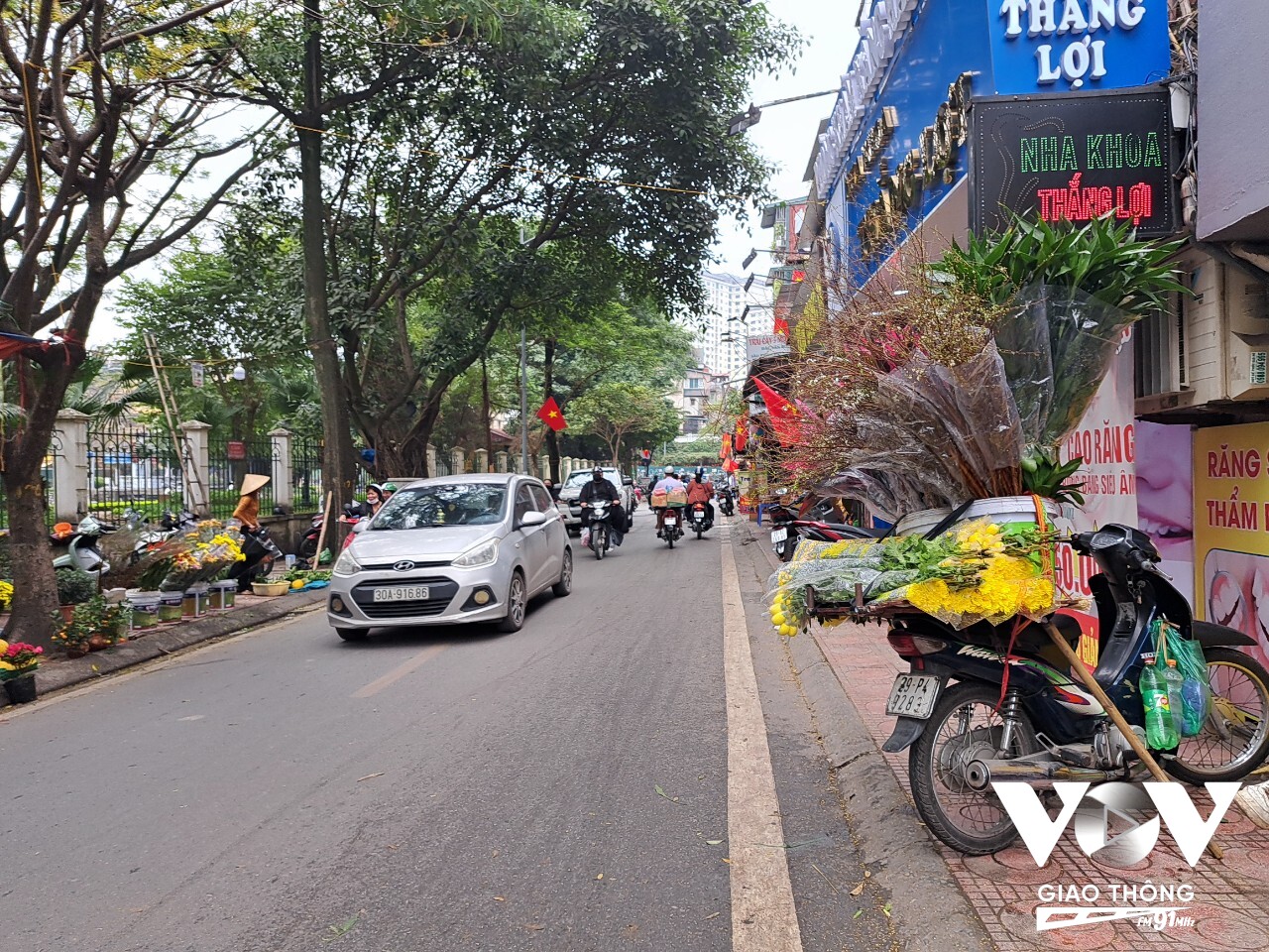 Giáp Tết, gần như mọi khu chợ trên địa bàn Thủ đô đều tấp nập người qua lại