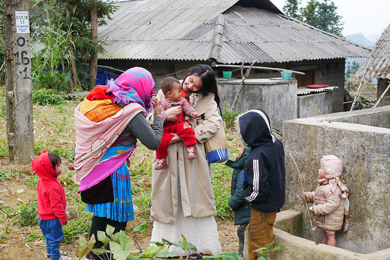 Phan Anh Thư và các em nhỏ vùng cao