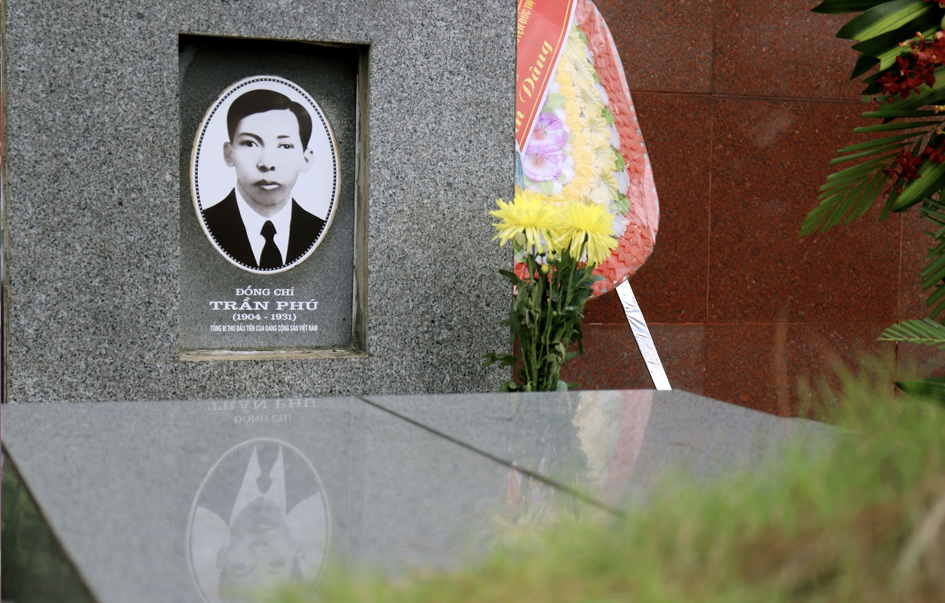 Mộ phần Tổng Bí thư đầu tiên của Đảng cộng sản Việt Nam Trần Phú được xây năm 2000, trên ngọn núi Quần Hội, xã Tùng Ảnh, huyện Đức Thọ (Ảnh: VnExpress)
