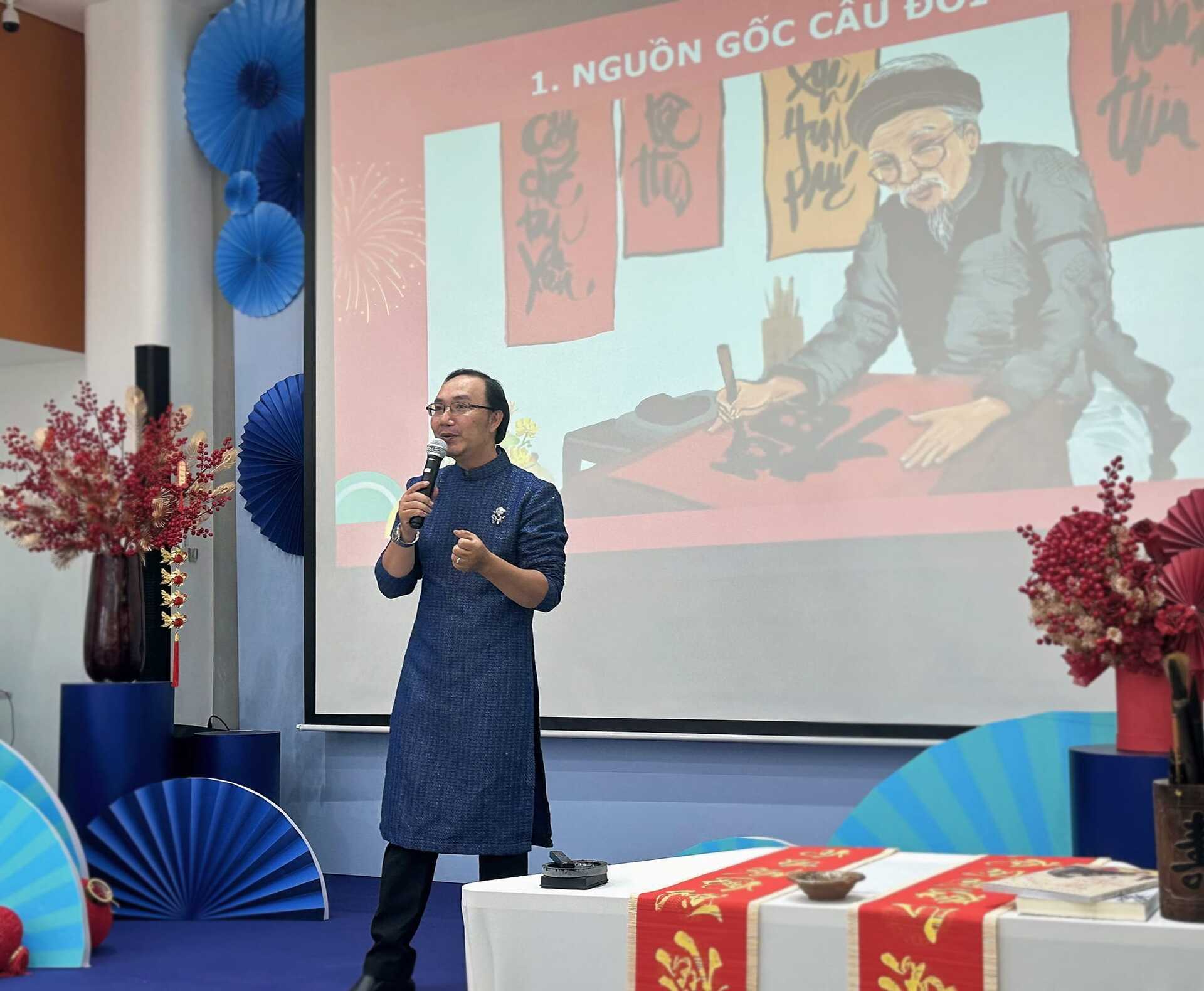 Thạc sĩ văn hóa học Nguyễn Hiếu Tín trong một hoạt động nói về văn hóa Tết xưa