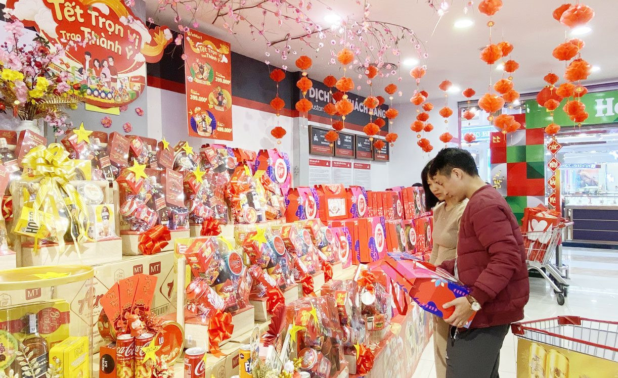 Người tiêu dùng chọn mua giỏ quà Tết tại siêu thị WinCommerce (quận Nam Từ Liêm) - Ảnh hanoimoi