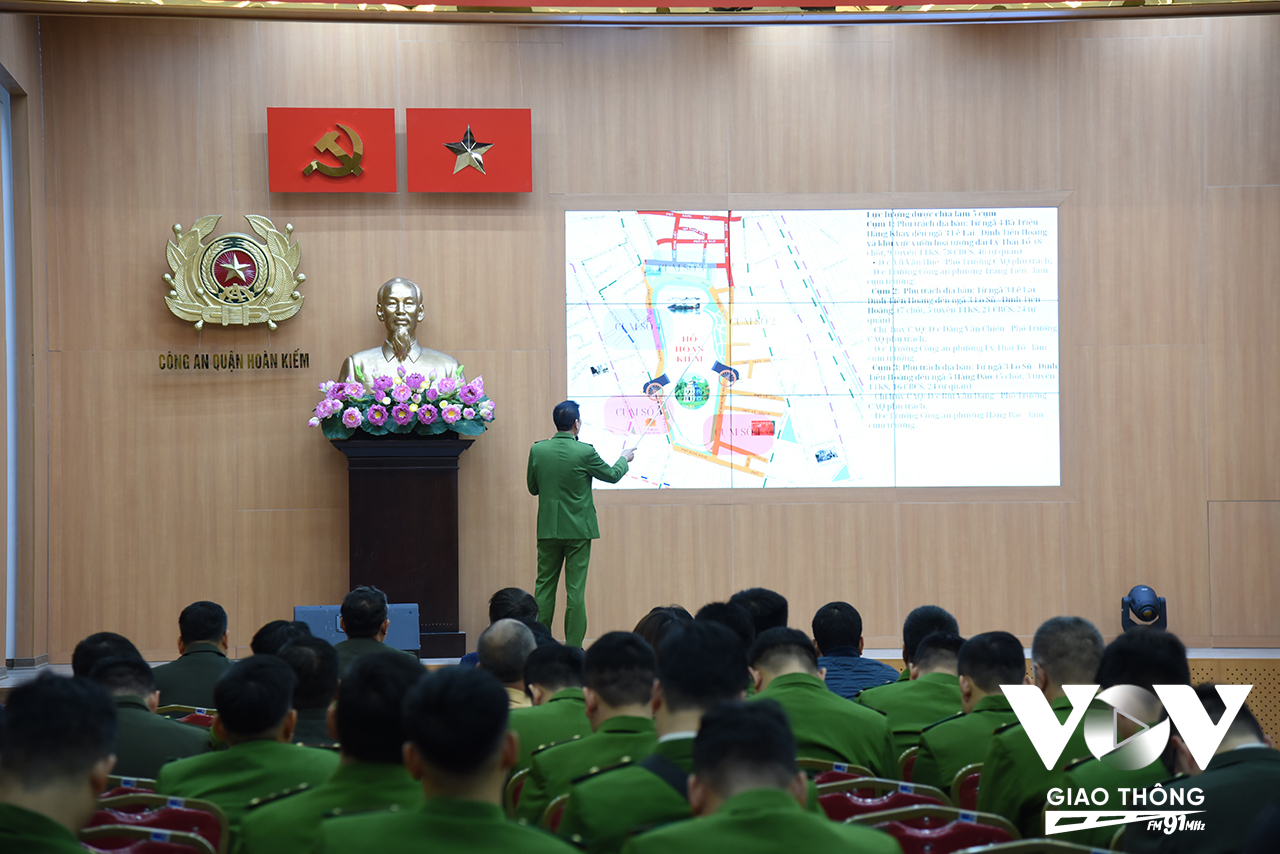 Lãnh đạo Công an quận Hoàn Kiếm triển khai kế hoạch đảm bảo an toàn trận địa bắn pháo hoa.