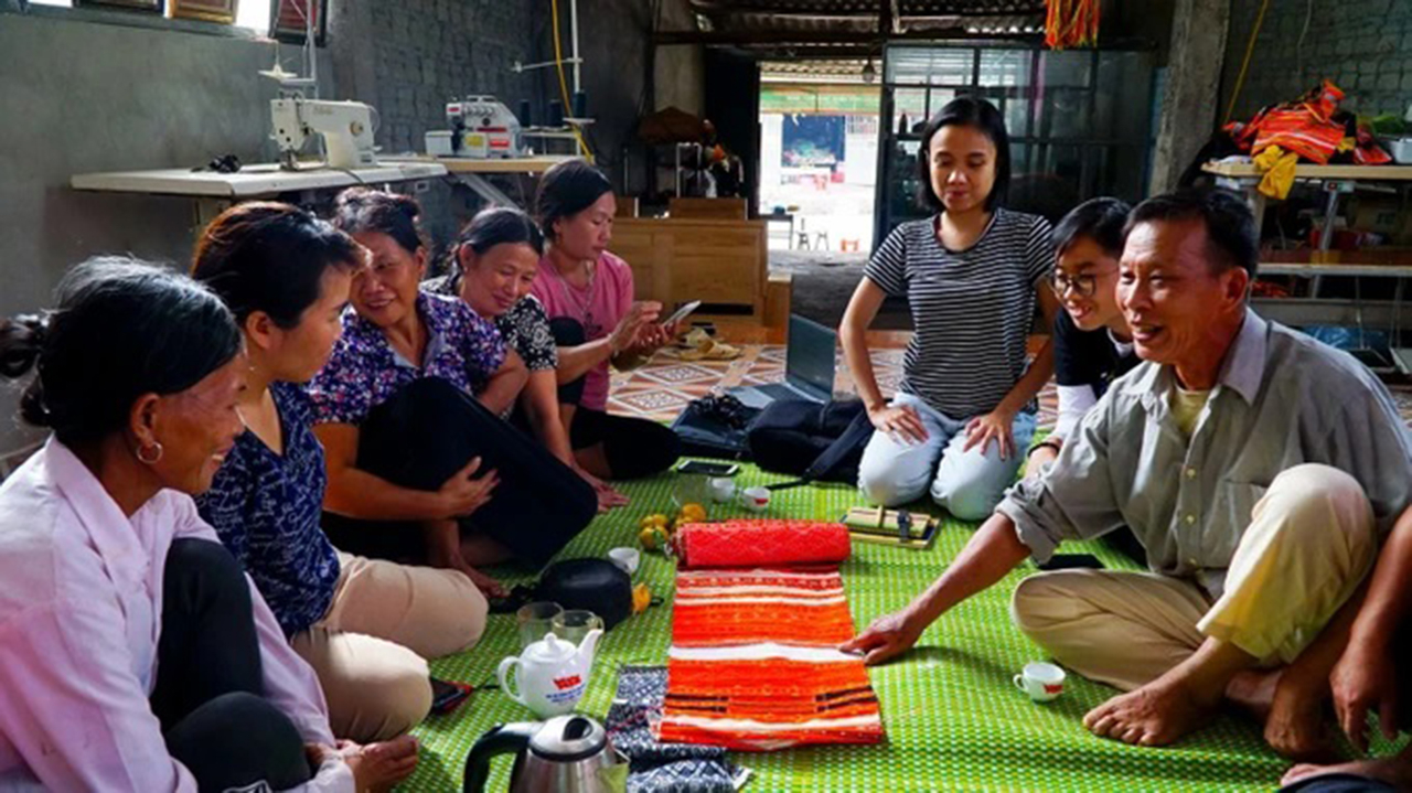 Các bạn trẻ của Dự án Ethnicity Vietnam đi thực tế tìm hiểu hoa văn của các dân tộc Việt Nam (Ảnh: SGGP)