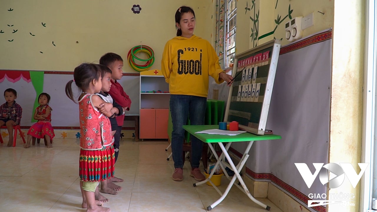 Cô giáo Nguyễn Thị Kim Liên, 36 tuổi, quê Tuyên Quang dạy các em học