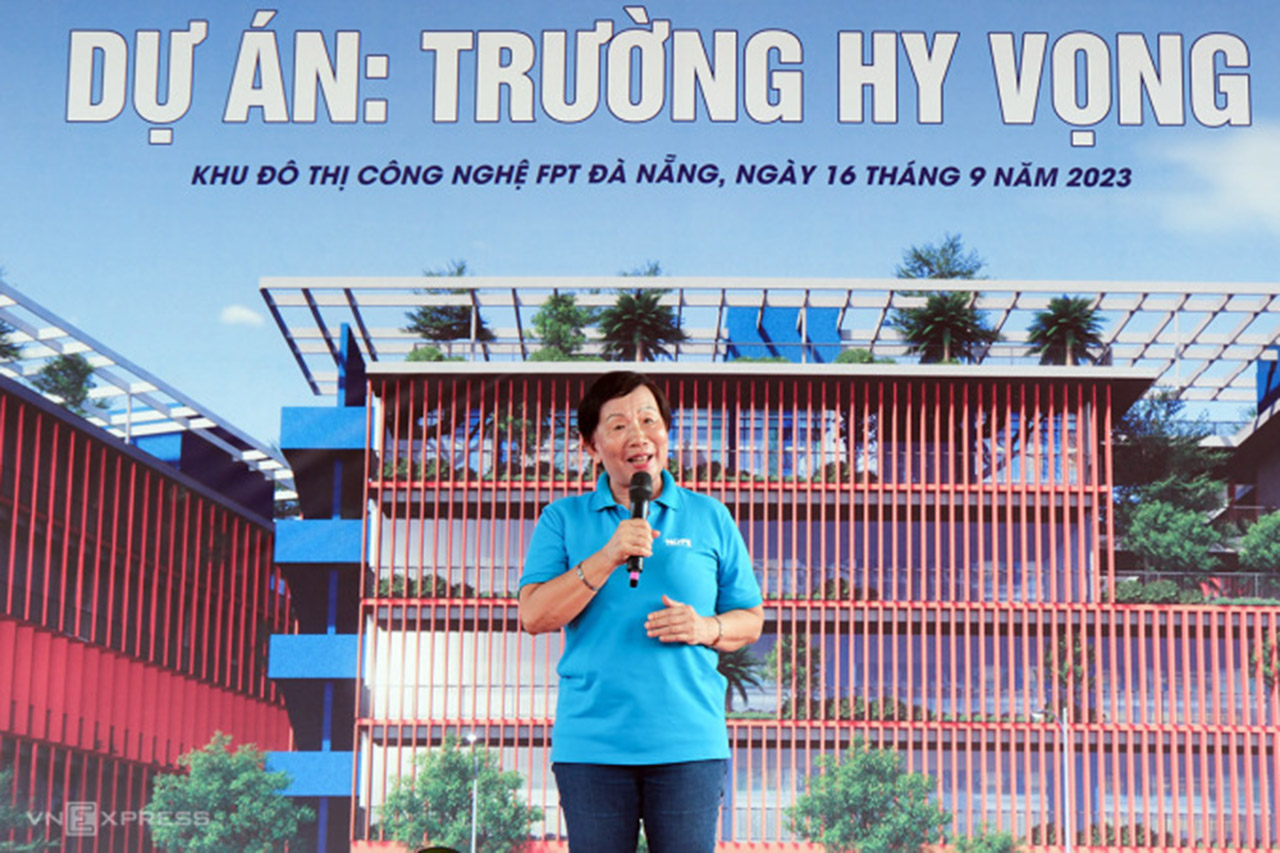 Bà Trương Thị Thanh Thanh chia sẻ về dự án Trường Hy vọng. Ảnh: vnexpress