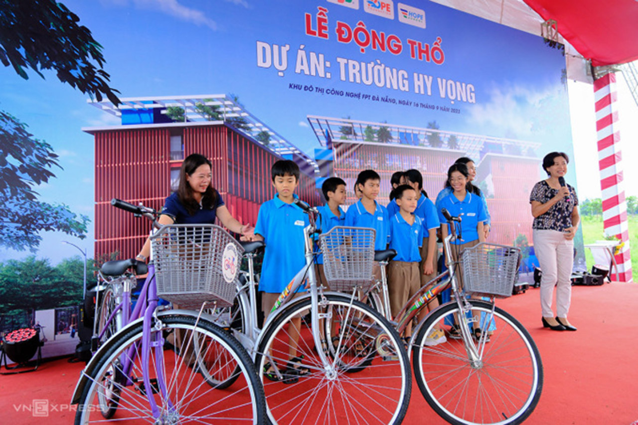 Học sinh Trường Hy vọng nhận xe đạp tài trợ từ nhà hảo tâm. Ảnh: Nguyễn Đông/VnExpress