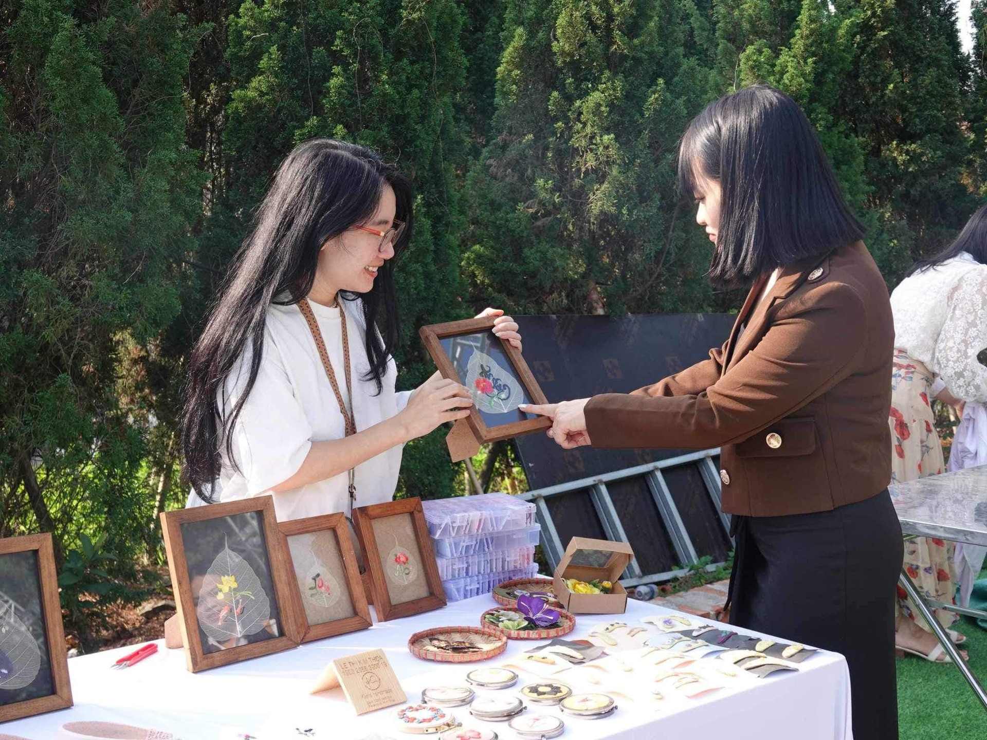 Chị Kim Thoa giới thiệu về tranh thêu tay trên lá bồ đề