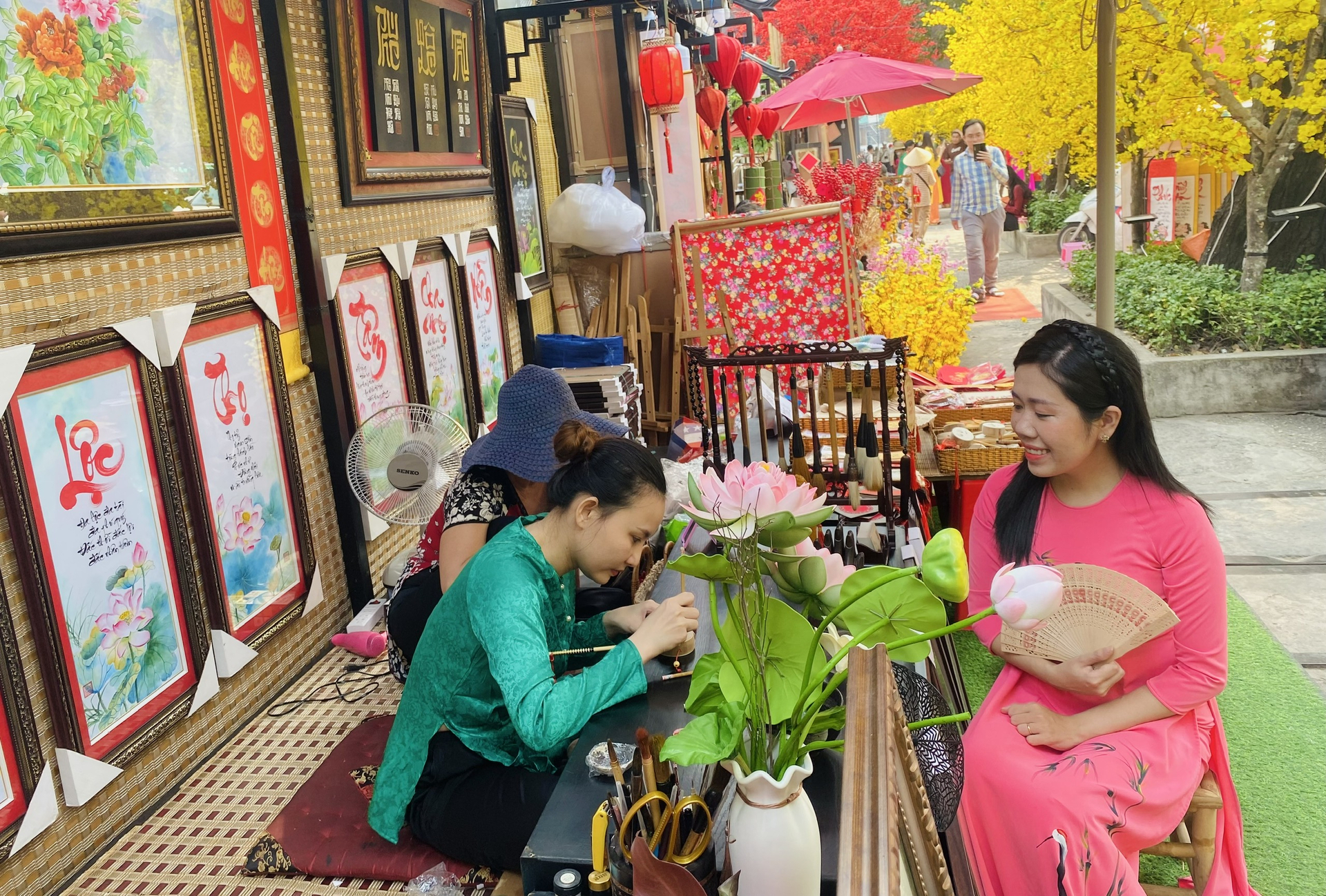 Ngày càng nhiều “bà Đồ” trẻ đến với bộ môn thư pháp Việt