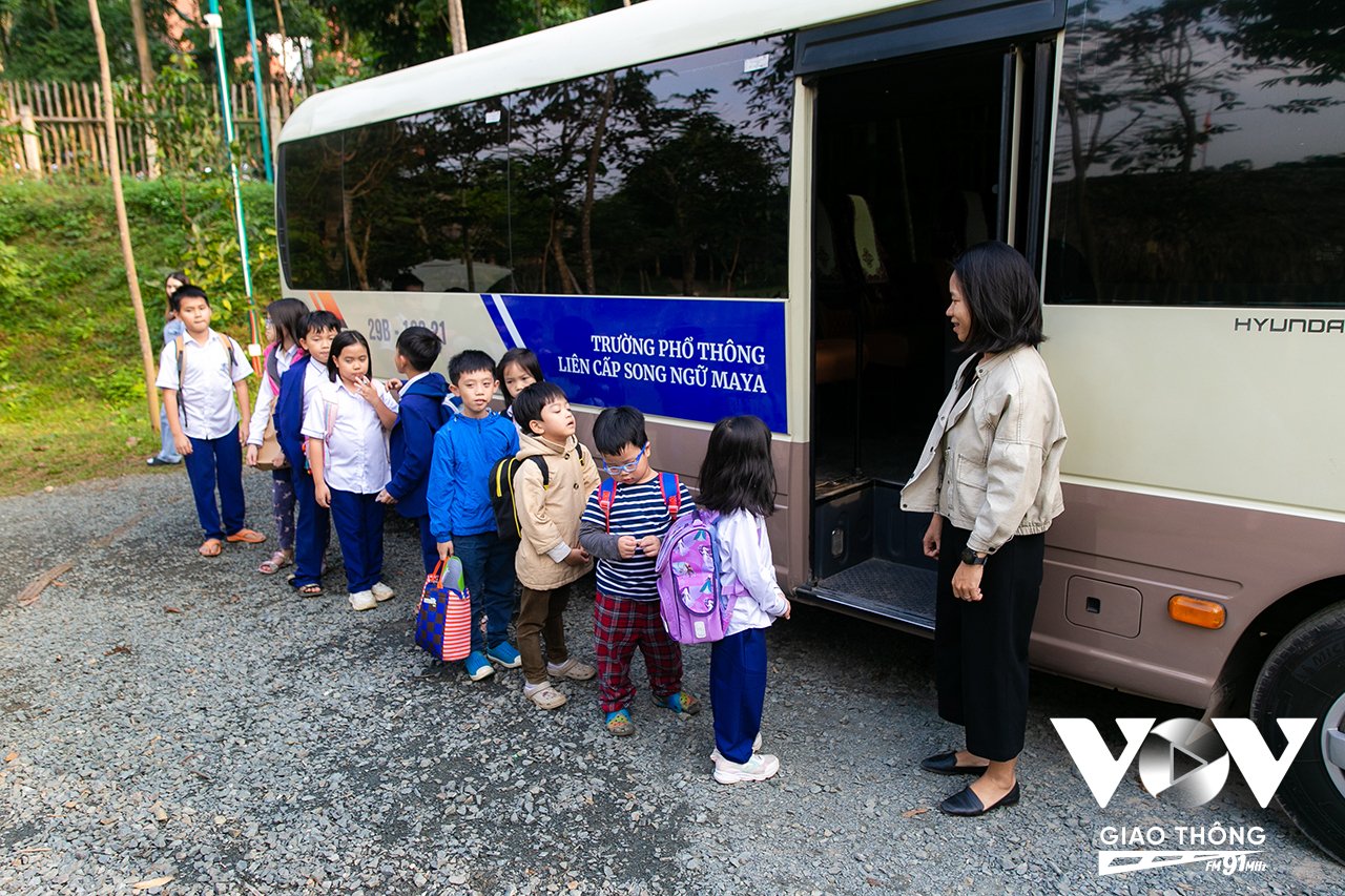 Một chuyến xe tới trường của các em học sinh trường Phổ thông Liên cấp song ngữ - Maya School – một ngôi trường có địa điểm cách khá xa trung tâm Hà Nội, nằm ở lưng chừng núi Vua Bà, được bao quanh bởi những ngọn đồi của huyện Thạch Thất, Hà Nội.