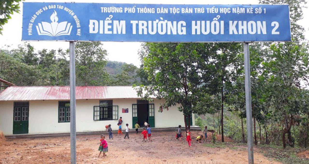 Các em nhỏ Điện Biên chơi đùa trong điểm trường mới do dự án “Sức mạnh 2000” xây tặng - Ảnh dangcongsan