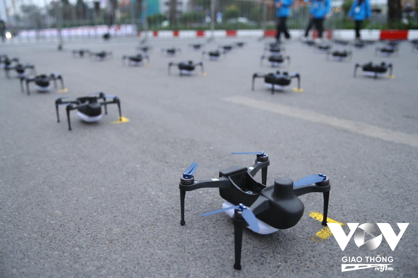 Ngay từ chiều ngày 7/2, hơn 2.000 chiếc drones đã được Ban tổ chức chuẩn bị sẵn sàng cho màn trình diễn ánh sáng Rực rỡ Thăng Long.