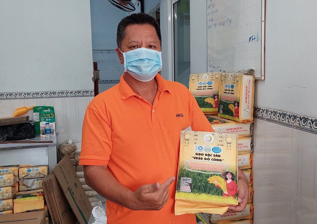 Ông Châu Minh Hải bên sản phẩm gạo VD20 - đặc sản Gò Công