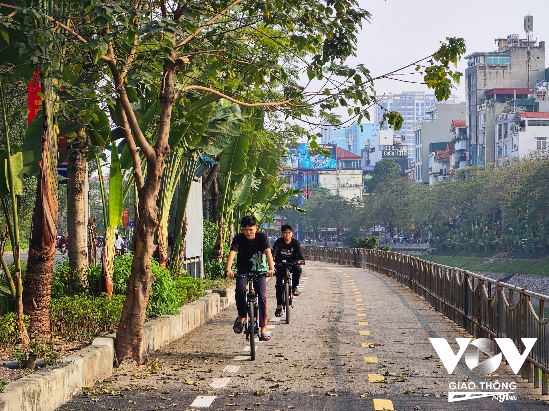 Nguyễn Đức Long, học sinh lớp 8 THCS Thành Công cùng bạn đạp xe trên đường dành riêng cho xe đạp. Các em mong cải thiện mùi từ sông Tô Lịch và tình trạng thiếu bóng mát ở đây.