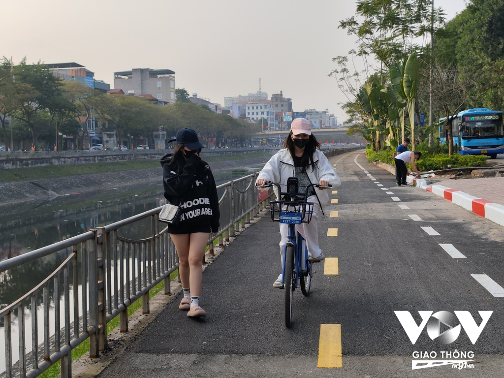 Tuy nhiên, theo Nguyễn Hoa Lê và Nguyễn An Thục, 2 cô gái đến đây với mục đích tập xe, khu vực vẫn thiếu vắng bãi đỗ xe để người dân đến gửi xe và thuê xe đạp công cộng
