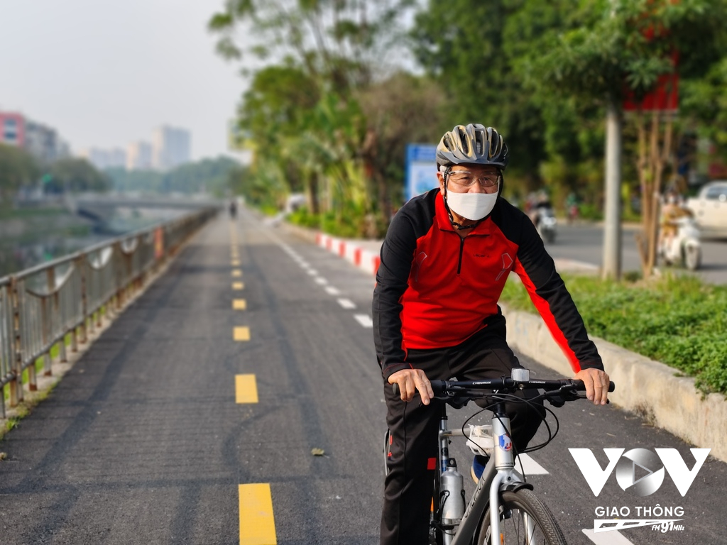 Ông Hoàng Tâm, người đạp xe quanh thành phố hàng ngày có lần đầu trải nghiệm tuyến đường dọc sông Tô Lịch. Theo ông, cần kéo dài tuyến và dẹp bớt rác, hàng rong ở các điểm vào.