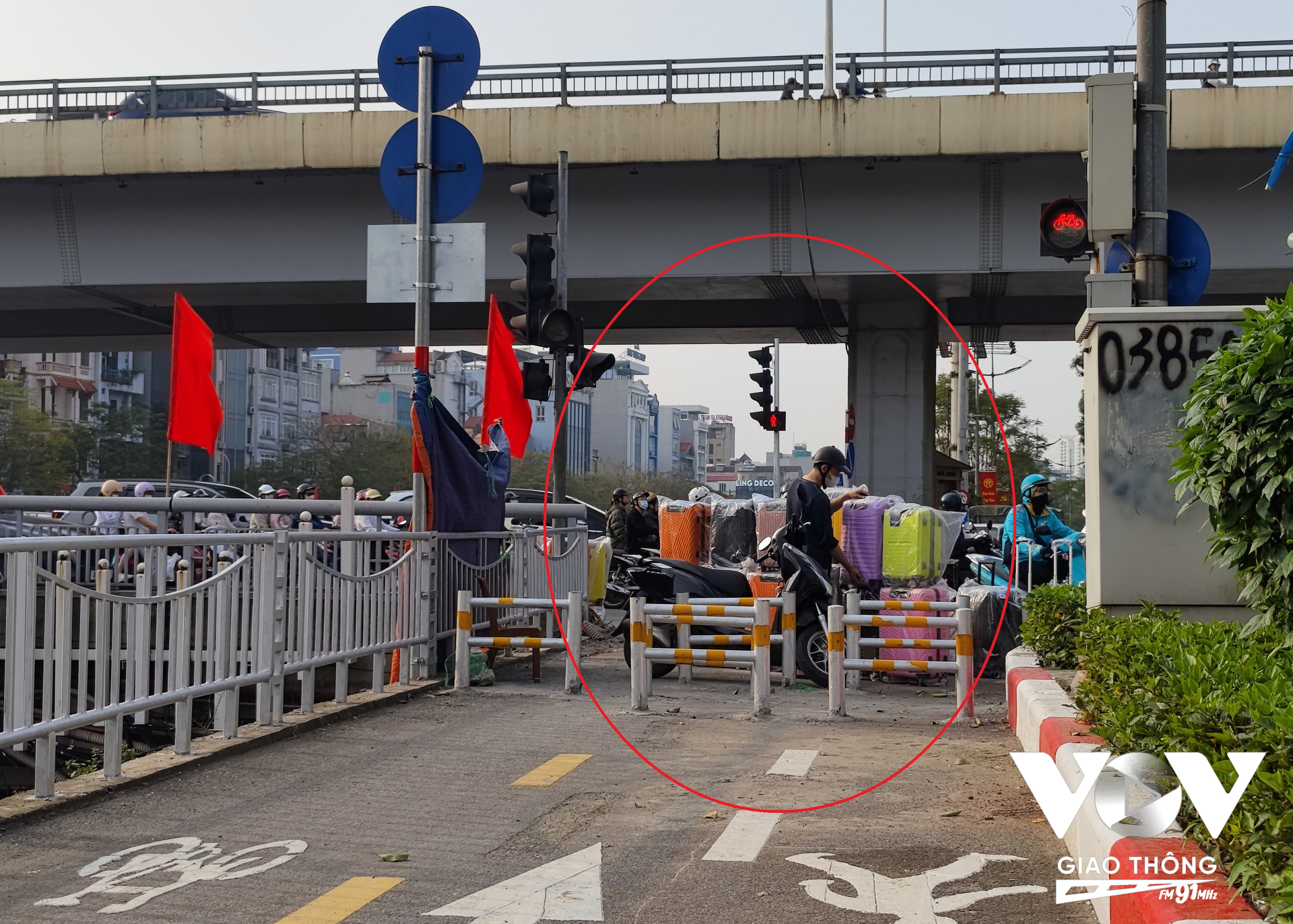 Đầu vào tuyến đường đạp xe từ phía Trần Duy Hưng hướng về cầu Hòa Mục bị bịt hoàn toàn bởi hàng chục chiếc vali bán dạo.