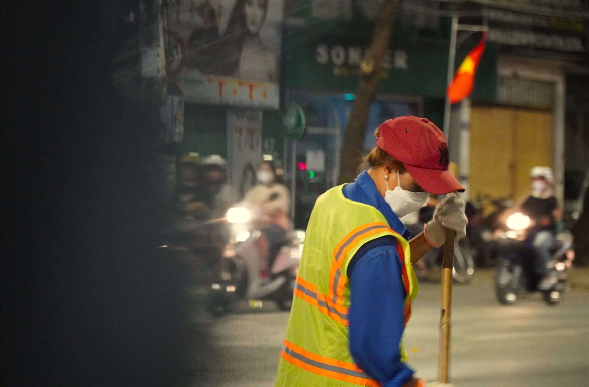 Chủ trương không đẻ rác ứ đọng ngày Tết, công nhân vệ sinh môi trường tạm gác niềm vui riêng để làm việc xuyên Tết