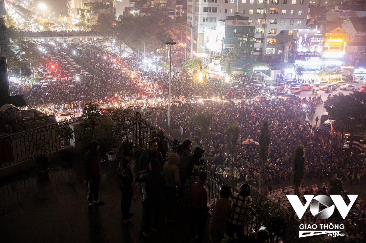 Hàng vạn người dân Thủ đô đã tập trung từ trước khi sự kiện diễn ra nhiều giờ với tâm trạng háo hức