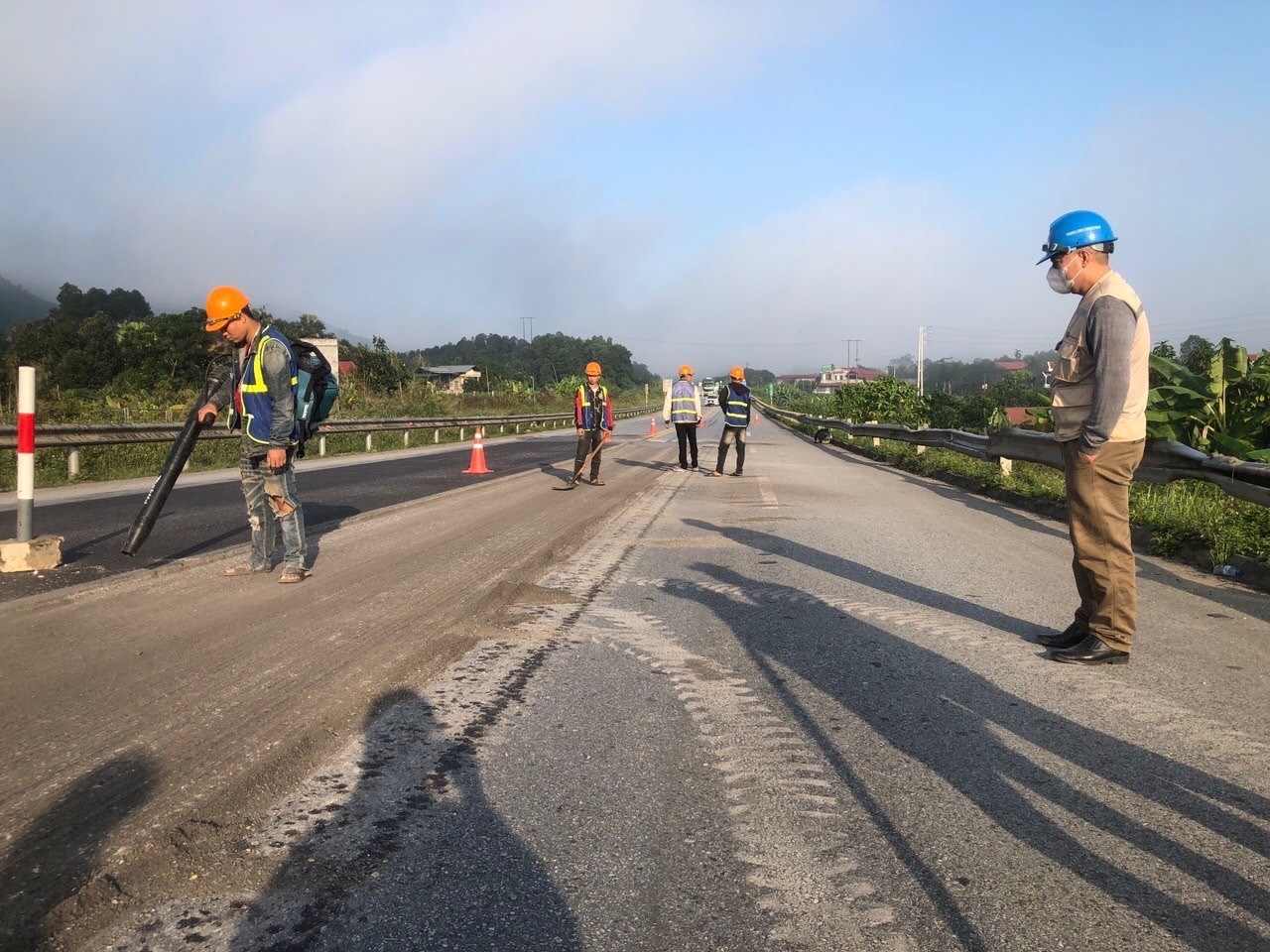 Trong năm 2023, VEC đã triển khai gần 20 gói thầu sửa chữa nhiều vị trí hư hỏng trên cao tốc Nội Bài – Lào Cai