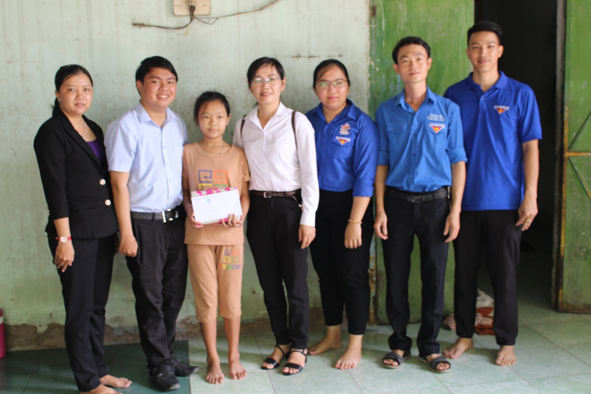 Trương Chấn Sang (thứ hai từ trái) trong một buổi hoạt động thiện nguyện