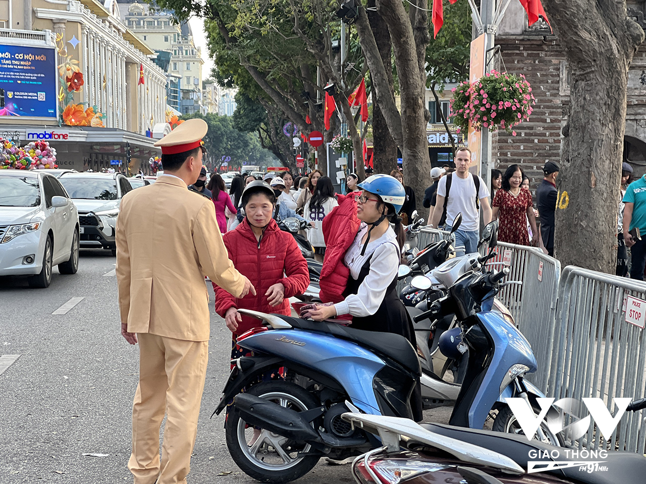 Lực lượng Công an quận Hoàn Kiếm liên tục nhắc nhở người dân dừng đỗ xe máy tại khu vực quanh hồ Hoàn Kiếm, gây cản trở giao thông và có thể xảy ra tình trạng mất cắp.