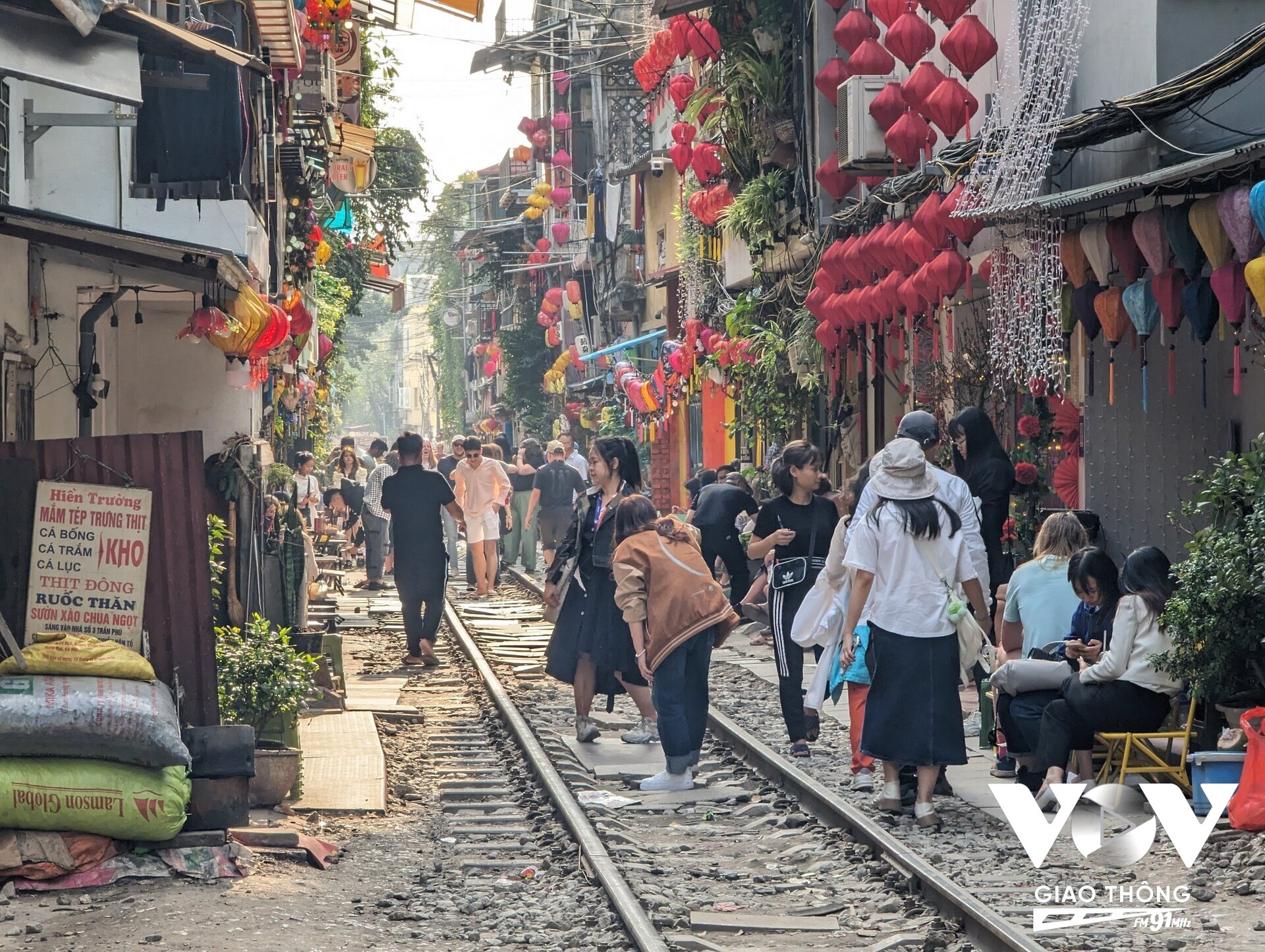 Ghi nhận của PV Kênh VOV Giao thông vào chiều ngày 13/2 (tức mồng 4 Tết), đoạn đường sắt từ phố Trần Phú đến Điện Biên Phủ tấp nập người dân và du khách đến uống cafe và chụp ảnh.