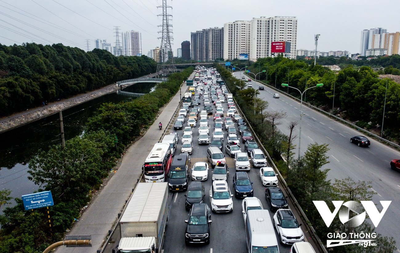 Đầu giờ chiều nay (14/2), cao tốc Pháp Vân-Cầu Giẽ đã xuất hiện hiện tượng ùn ứ cục bộ theo hướng vào thành phố Hà Nội, các phương tiện di chuyển với tốc độ chậm.