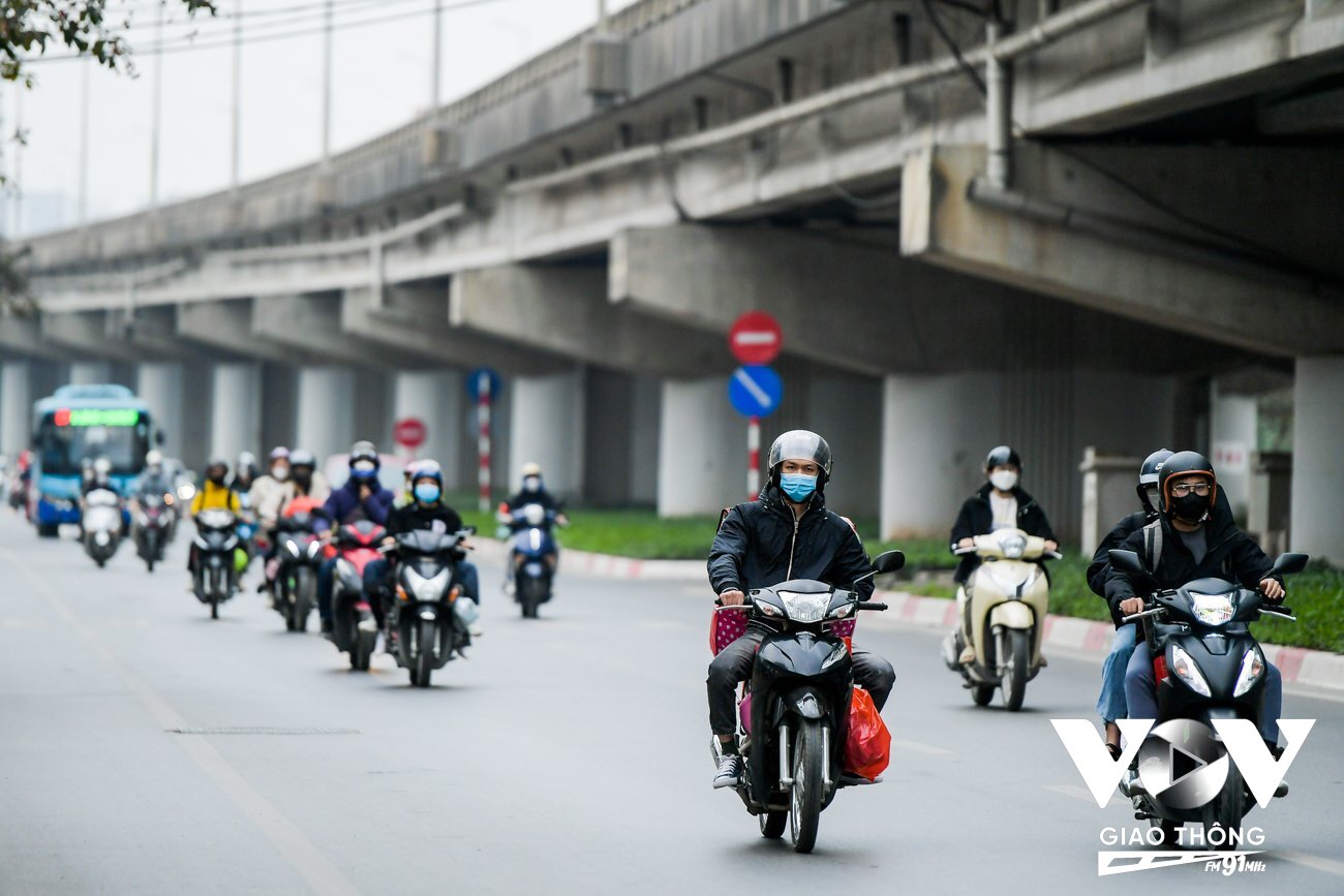 Nhiều người dân lựa chọn xe máy để di chuyển tránh cảnh ùn tắc.