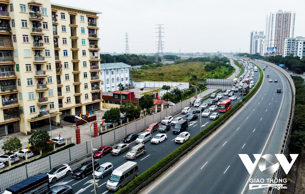 Hàng dài phương tiện nối đuôi nhau di chuyển tại cao tốc Pháp Vân - Cầu Giẽ hướng vào trung tâm Hà Nội.