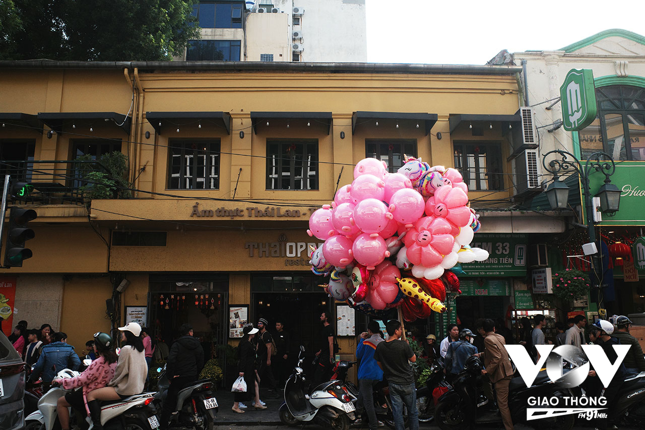 Đường Tràng Tiền, trước cửa hàng kem Tràng Tiền - một trong những tụ điểm 'truyền thống' của văn hóa ẩm thực người Hà Nội thu hút rất đông người tới đây