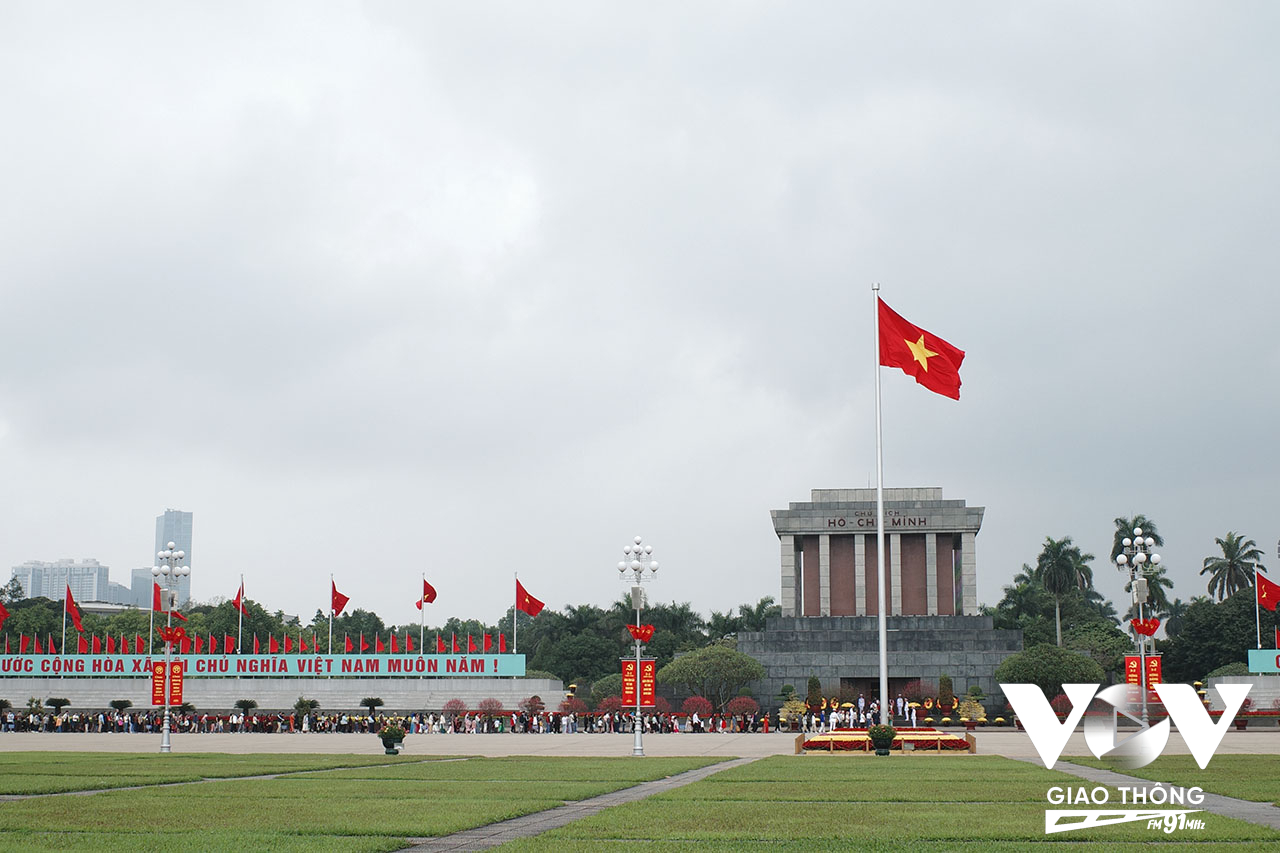 Hàng ngàn lượt người dân ở Hà Nội và các tỉnh thành trong cả nước về Lăng viếng Bác