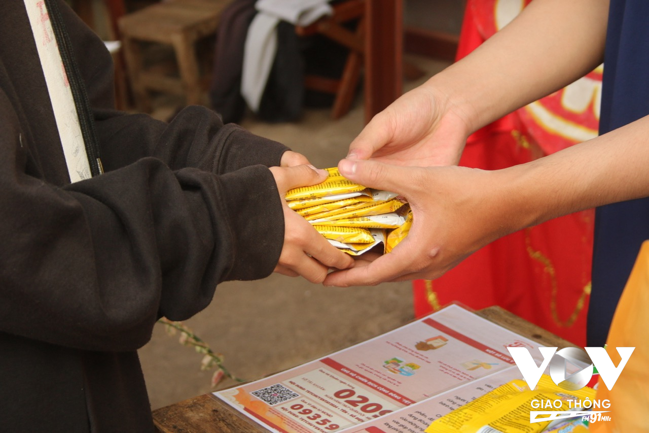 Em nhỏ quyên góp bánh kẹo là em Nguyễn Tấn Phát tại Gia Lai