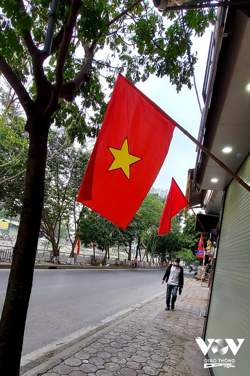 Bộ hành qua phố Trịnh Đình Cửu, đi dưới màu cờ, để thấy Tết bởi lòng người, đâu phải bởi mùa xuân!