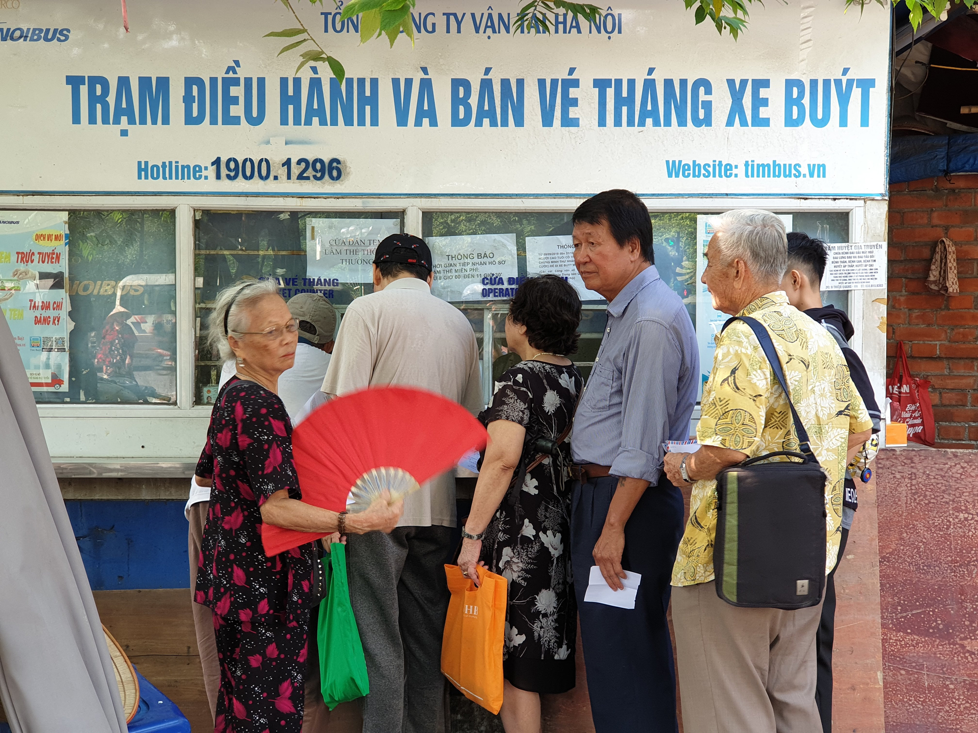 Xe buýt Hà Nội hiện đã miễn phí cho 5 nhóm hành khách yếu thế. Sắp tới, mọi người dân có thể đi lại miễn phí trên xe buýt, tàu điện vào các dịp nghỉ lễ lớn.