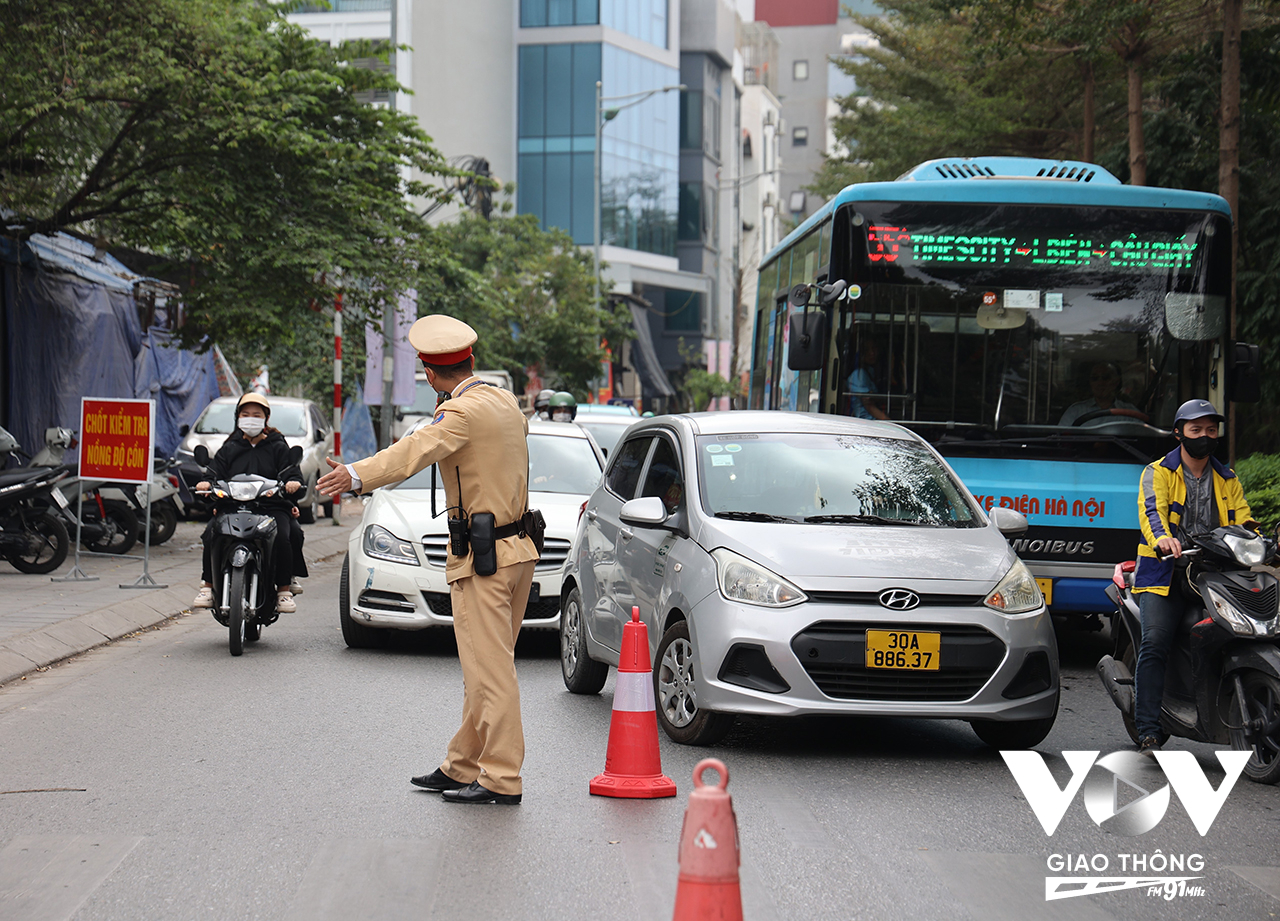 Các phương tiện tham gia giao thông có biểu hiện nghi vấn đều được tổ công tác yêu cầu dừng xe, kiểm tra nồng độ cồn.