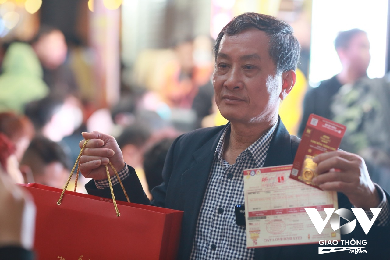 Khách hàng đầu tiên mua vàng trong ngày vía Thần tài tại cửa hàng của Bảo Tín Minh Châu (29 Trần Nhân Tông).