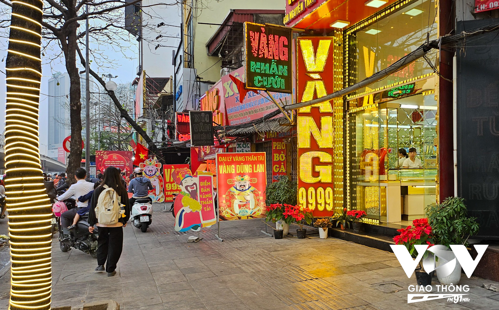 Ghi nhận thêm của PV trên phố Nguyễn Trãi lúc 7h sáng, một dọc cửa hàng vàng nhưng khá vắng vẻ do đúng vào thời điểm đi làm đầu tuần nên nhiều người chưa quyết định mua vào buổi sáng